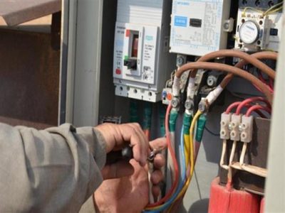 سلطات طنجة وأمانديس يداهمون سوق كاسابارطا لرصد التوصيلات الكهربائية العشوائية