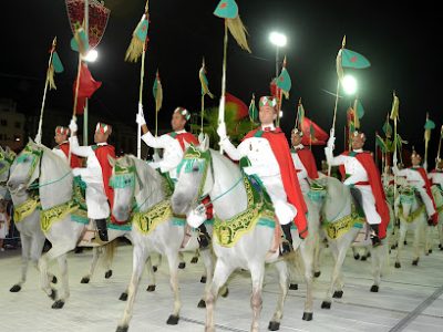 طواف المشاعل يضيء المضيق في احتفالية وطنية مبهرة بمناسبة عيد العرش