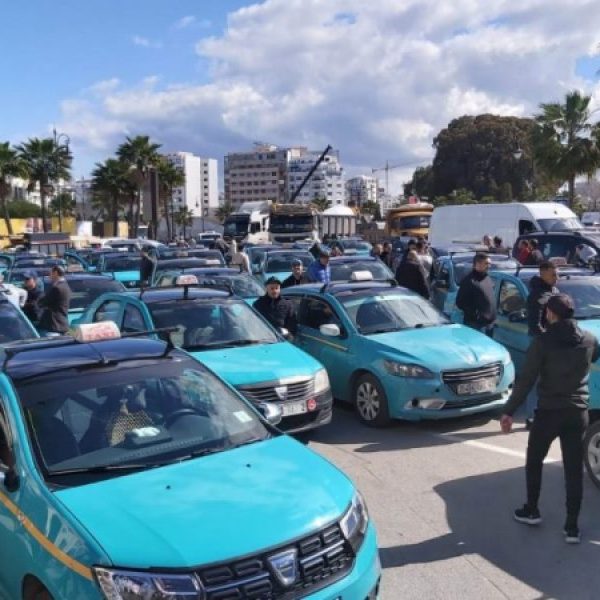 تسعيرة سيارات الأجرة في طنجة تُثير الجدل وسط زيادات غير رسمية وغياب قرار معلن
