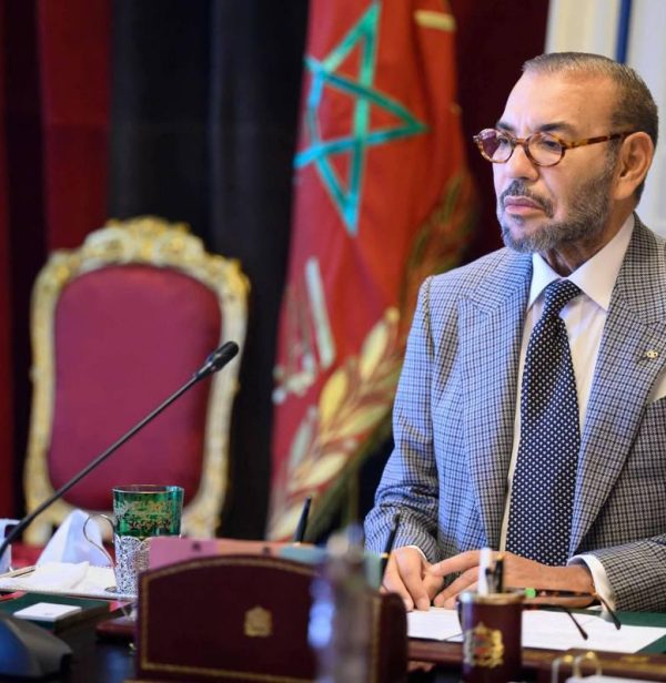 الملك محمد السادس يجري اتصالات هاتفية مع قادة الخليج ويؤكد دعم المغرب الكامل لأمنهم واستقرارهم