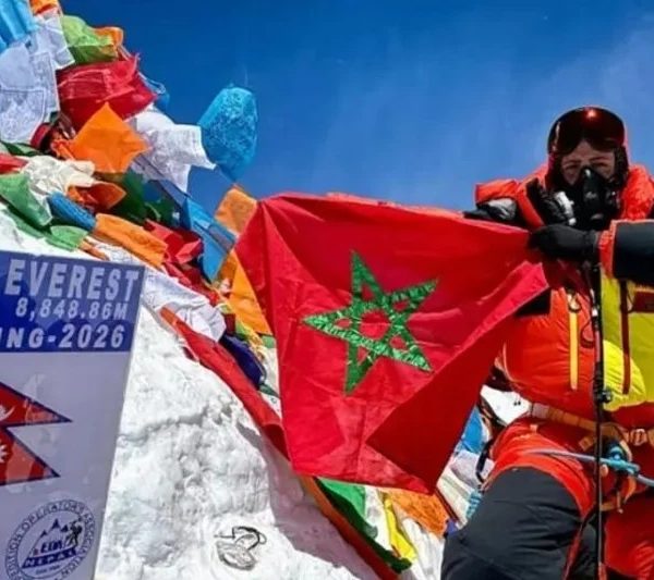 الملك يهنئ نوال صفنضلة أول مغربية تتسلق قمتي إيفرست ولوتسي معا