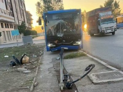 طنجة.. راكب يعنف سائق حافلة عمومية ويتسبب في اصطدامها بعمود للإنارة
