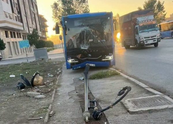 طنجة.. راكب يعنف سائق حافلة عمومية ويتسبب في اصطدامها بعمود للإنارة