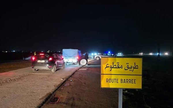 طريق خميس أنجرة.. الانزلاقات الأرضية تتسبب في انقطاع السير